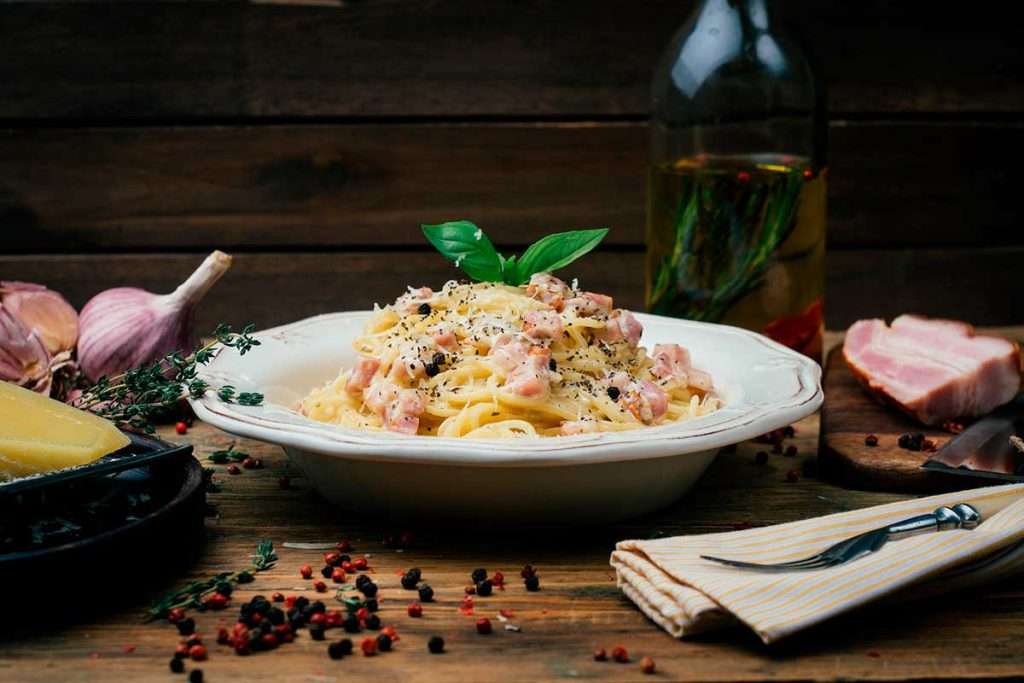 Pasta con salsa vegetal y bacon