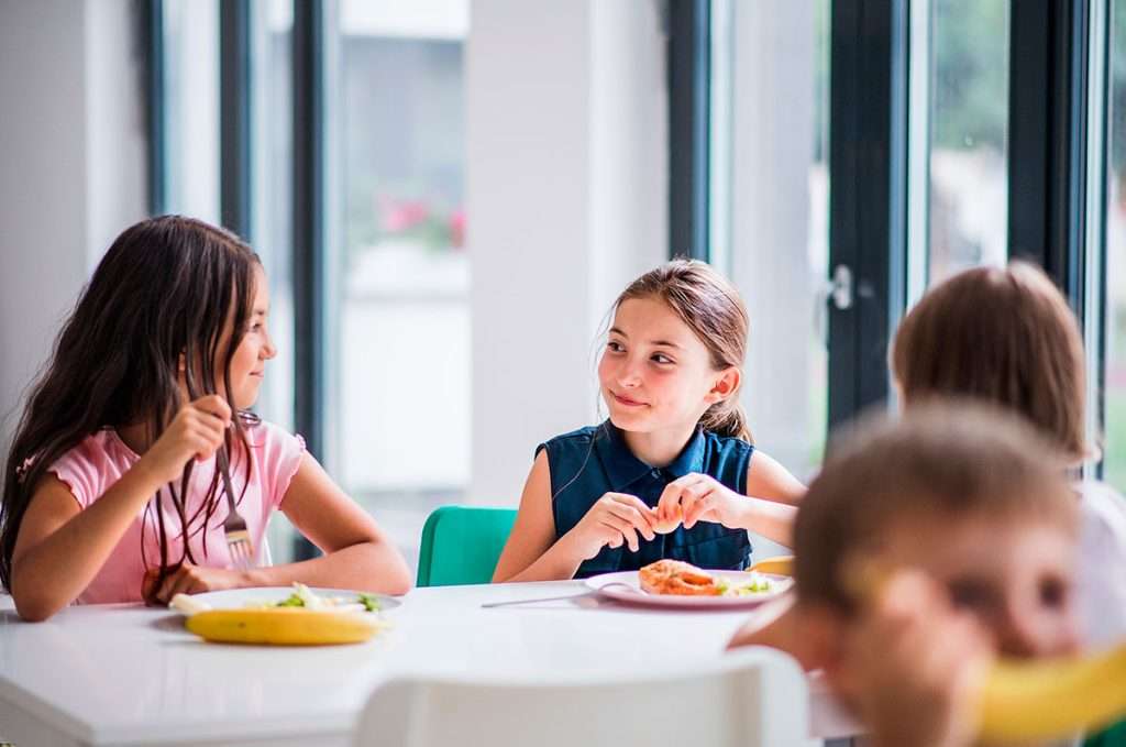 Cómo tienen que comer los niños en la escuela