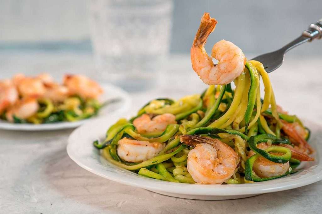 Receta de cena rápida en 20 minutos de espaguetis de calabacín salteados con gambas