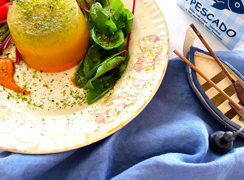 Flan rafraîchissant de bouillon de poisson, algues et sauce romesco légère