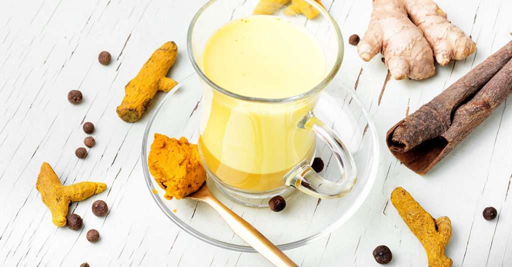 Leche dorada; bebida ayurvedica con leche vegetal y cúrcuma