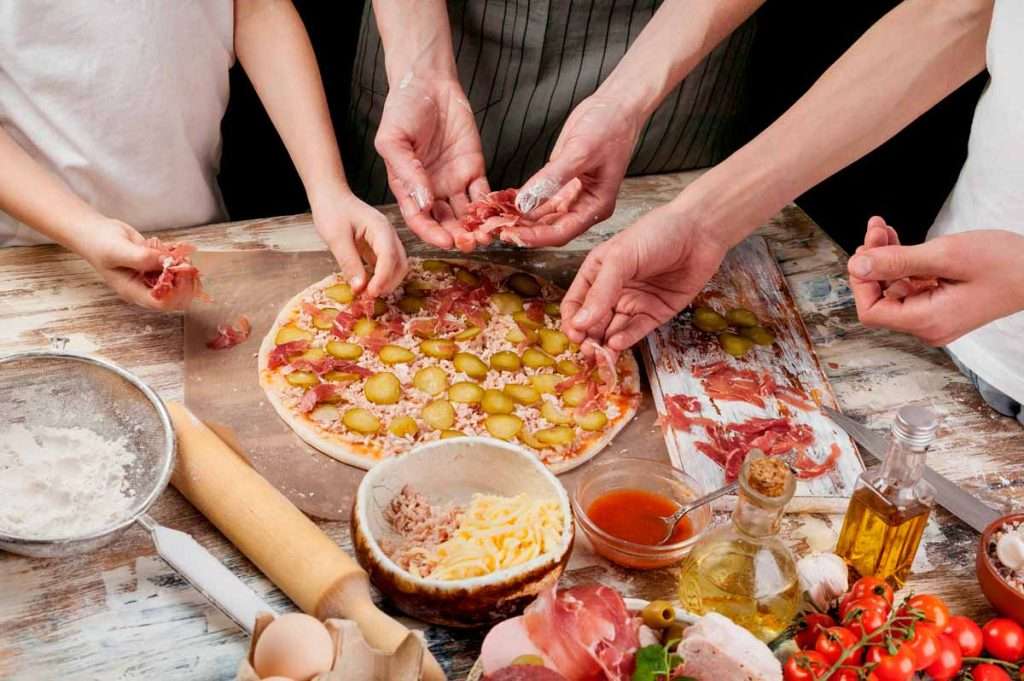 Hacer pizza en familia