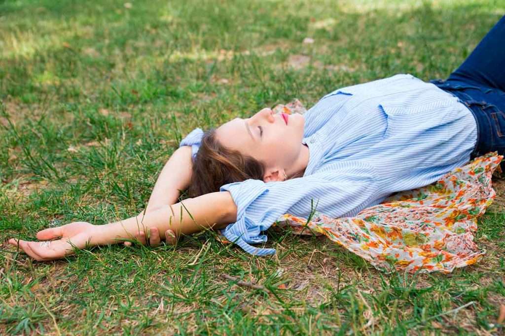 mujer relajada bienestar feliz