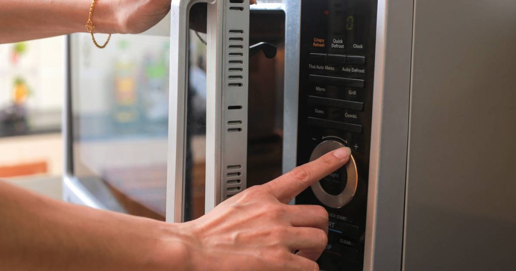 4 aliments qu'il ne faut JAMAIS réchauffer au micro-ondes car ils peuvent se gâter