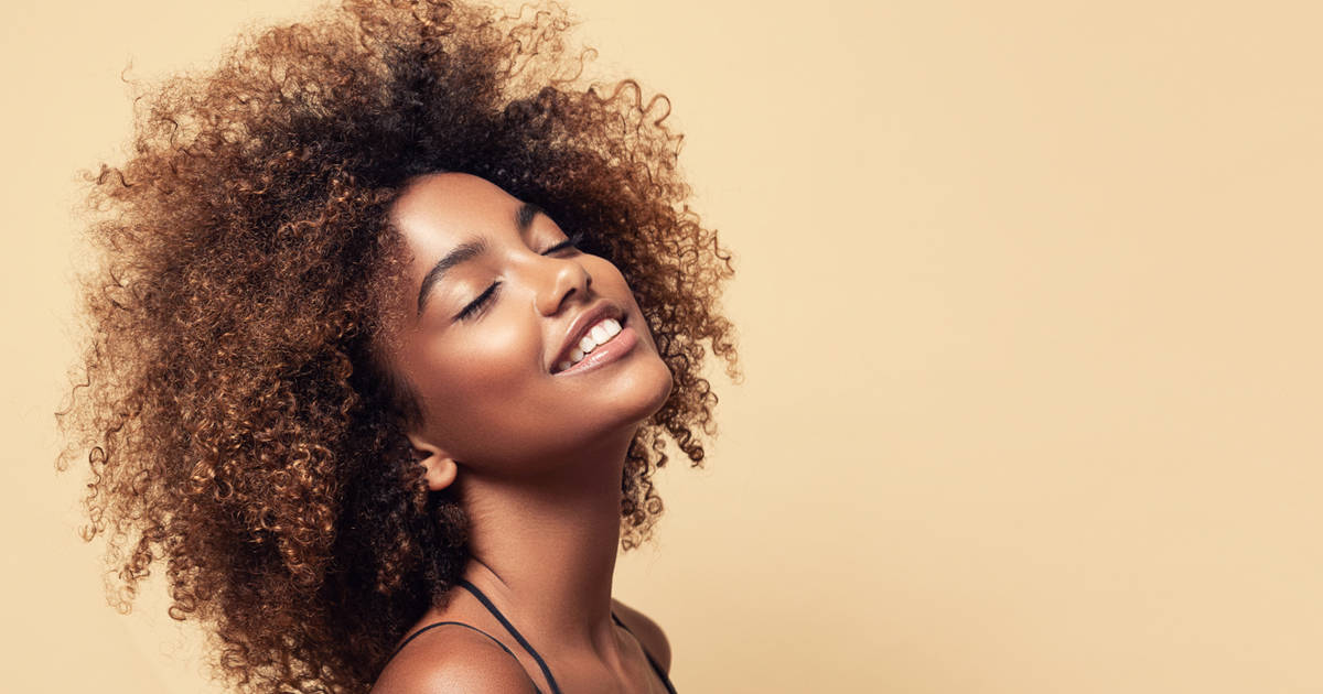 Comment prendre soin des cheveux afro (comprend une recette de masque maison)