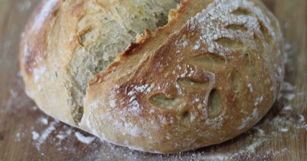 Deux pains "sans", l'un sans blé ni levure et l'autre sans levure