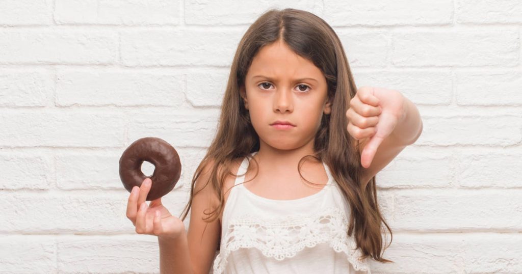 L'OMS appelle à des mesures urgentes pour que les enfants mangent moins de sucre : on vous indique 4 techniques pour y parvenir