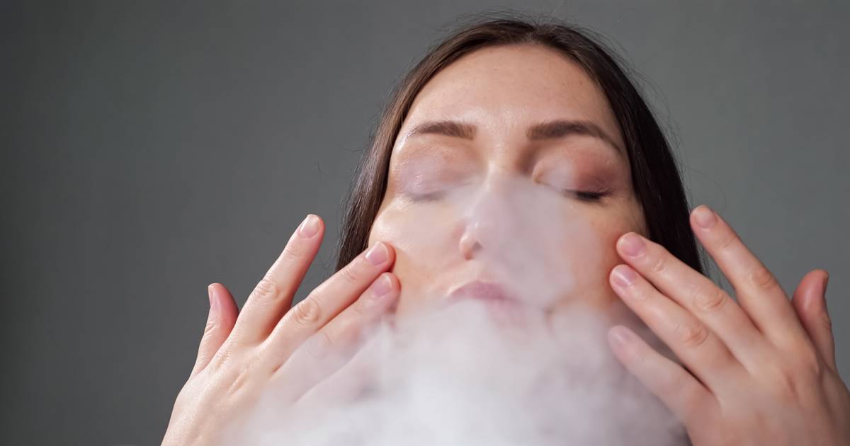 Nettoyage du visage en profondeur aux vapeurs aromatiques qui prennent soin de votre peau et vous détendent