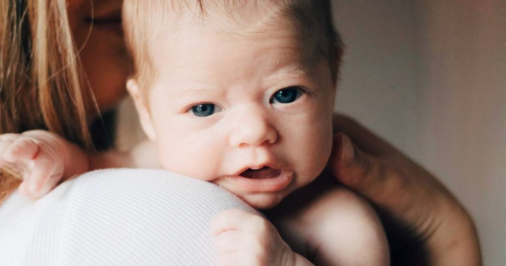 Reflux chez un bébé : symptômes précurseurs et causes