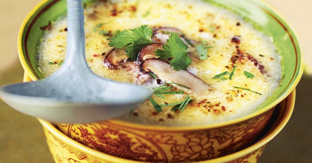 Soupe thaïlandaise de shiitakes à la noix de coco et à la coriandre