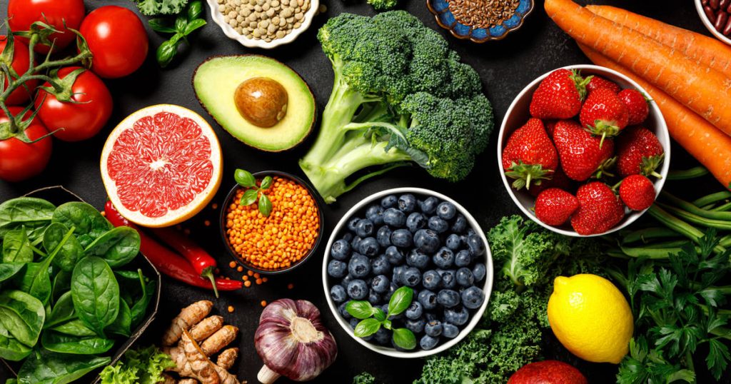 Une nutritionniste révèle les aliments qui préviennent le plus le vieillissement cutané dû à l'exposition au soleil (et ce ne sont pas les carottes)