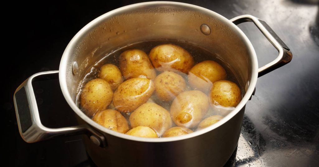 Faut-il éplucher les pommes de terre ou non ?