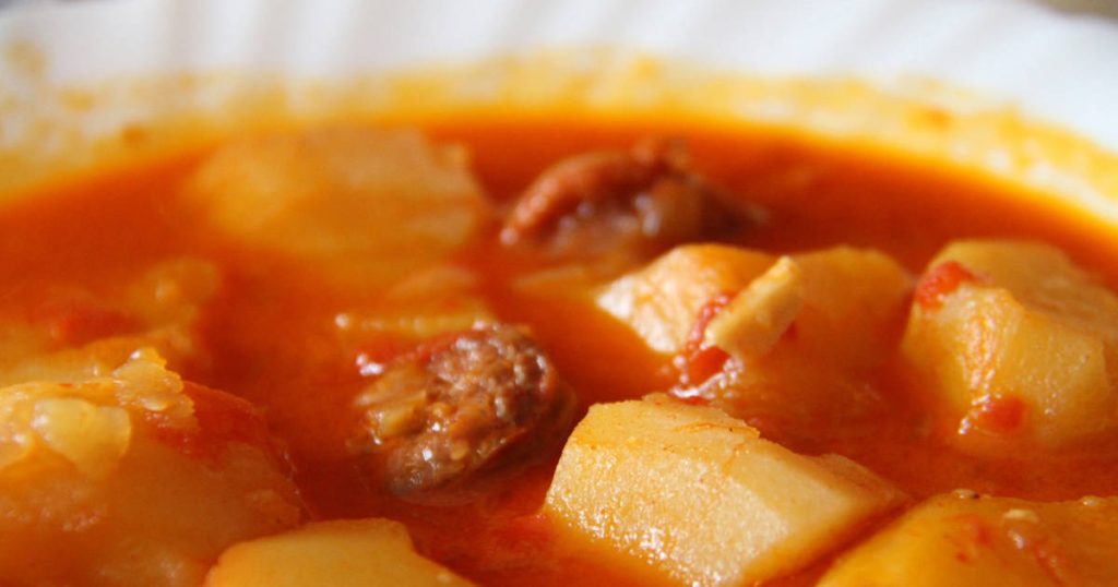 Pommes de terre à la riojana : recette de grand-mère (et une version facile et spectaculaire au chorizo ​​vegan)