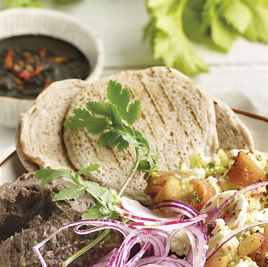 Buddha bowl de haricots avec ceviche de légumes et mole au chocolat