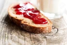 Pain de son à la confiture et fromage light